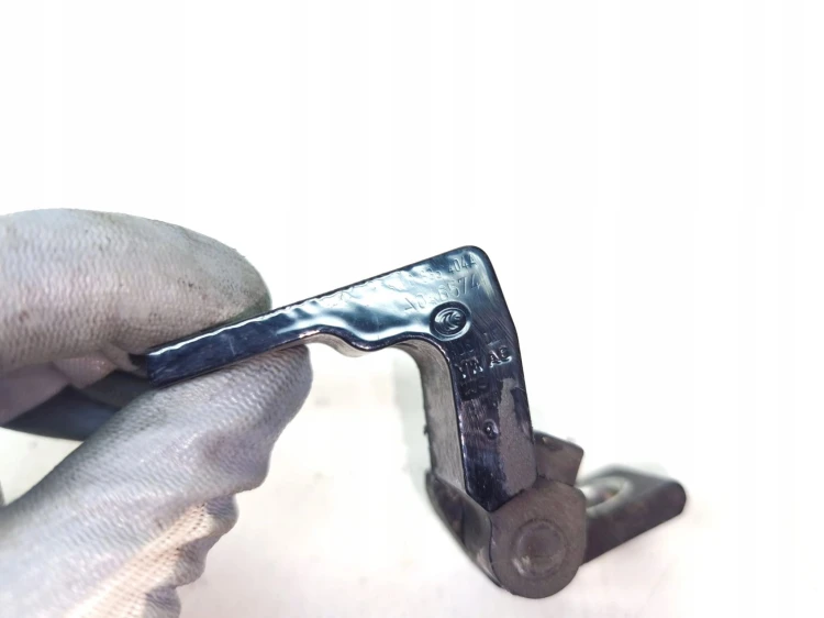 ZAWIAS DRZWI PRAWY AUDI A4 B9 8W0833404A