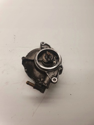 POMPA VACUM AUDI A6 C6 3.0 TDI BMK ASB 057145100AF