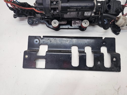KOMPRESOR ZAWIESZENIA PNEUMATYKI+MOCOWANIE AUDI Q5 FY 80A616005E