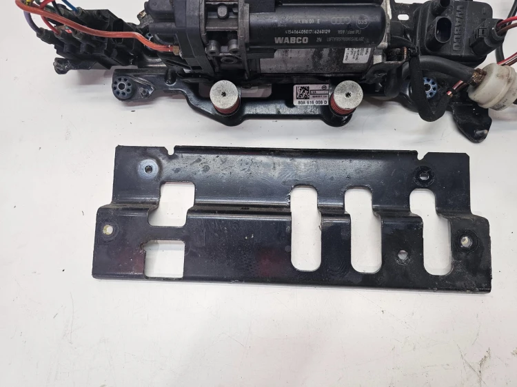 KOMPRESOR ZAWIESZENIA PNEUMATYKI+MOCOWANIE AUDI Q5 FY 80A616005E