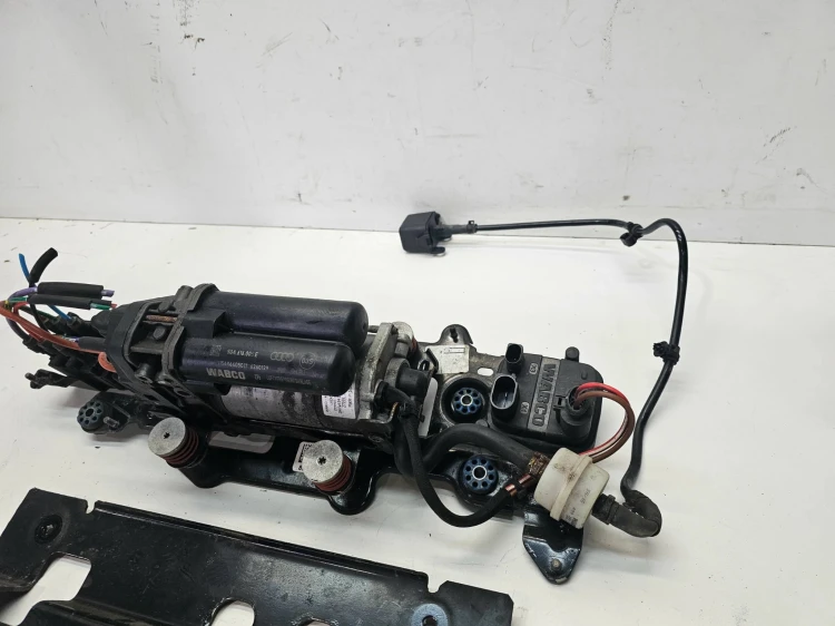 KOMPRESOR ZAWIESZENIA PNEUMATYKI+MOCOWANIE AUDI Q5 FY 80A616005E