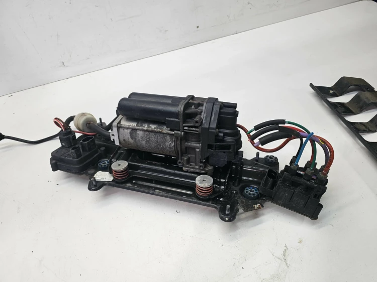 KOMPRESOR ZAWIESZENIA PNEUMATYKI+MOCOWANIE AUDI Q5 FY 80A616005E