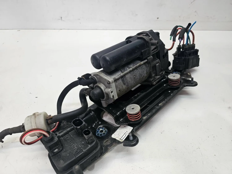 KOMPRESOR ZAWIESZENIA PNEUMATYKI+MOCOWANIE AUDI Q5 FY 80A616005E
