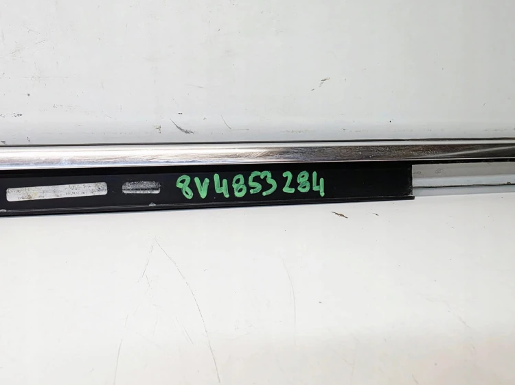 LISTWA ZGARNIAJĄCA SZYBĘ PRAWY PRZÓD AUDI A3 8V SPORTBACK 8V4853284