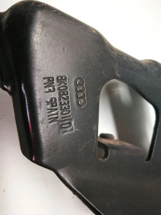 ZAWIAS MASKI LEWY AUDI A4 B8 8K0823301D