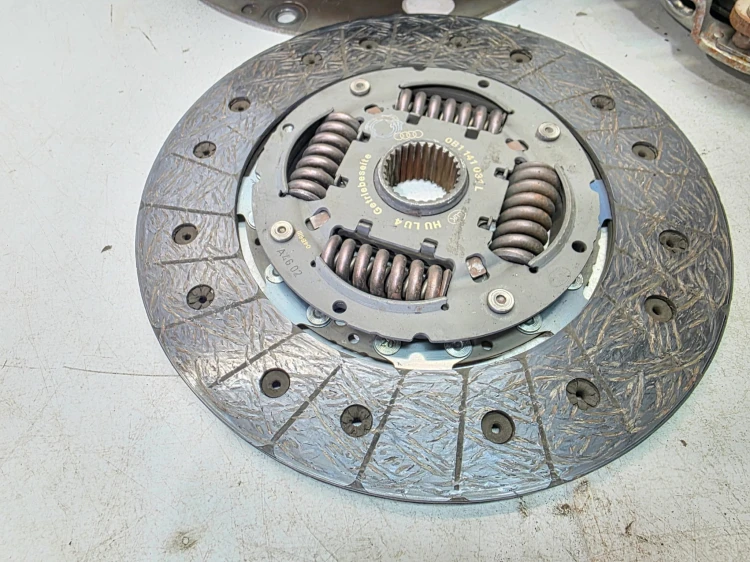 KOŁO DWUMASOWE SPRZĘGŁO AUDI A4 B8 A5 A6 C7 2.0 TDI TFSI 0B2105266T