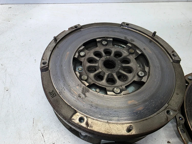 KOŁO DWUMASOWE SPRZĘGŁO AUDI A4 B8 A5 A6 C7 2.0 TDI TFSI 0B2105266T