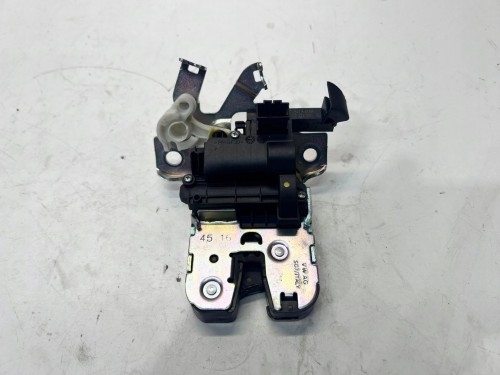ZAMEK KLAPY TYŁ AUDI A4 B9 A5 8W0827503
