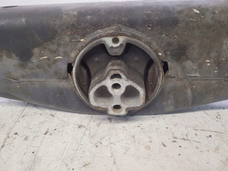 ŁAPA WSPORNIK SILNIKA BELKA AUDI Q7 4L 7L0399227B