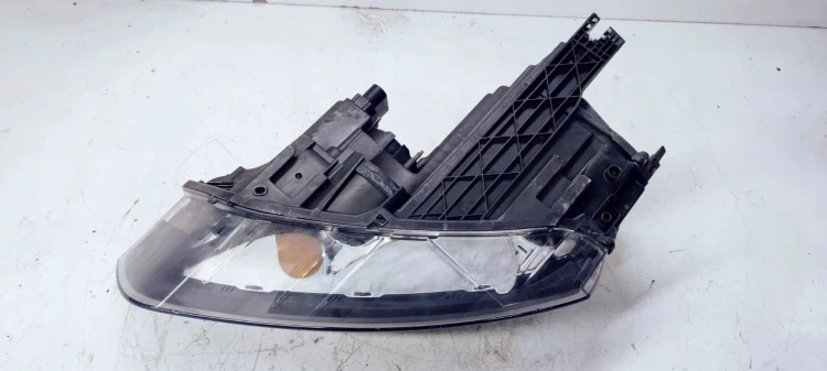 REFLEKTOR PRAWY ZWYKŁY AUDI Q3 8U 8U0941004N UK
