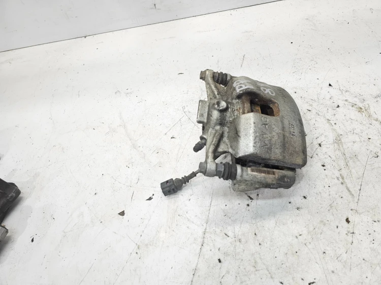 ZACISK HAMULCOWY LEWY PRZÓD AUDI A3 8Y VW GOLF VIII 2Y360G