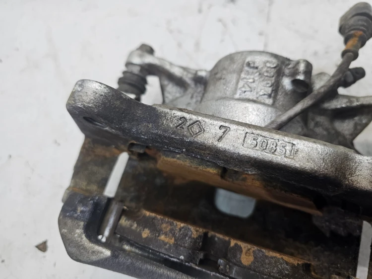 ZACISK HAMULCOWY LEWY PRZÓD AUDI A3 8Y VW GOLF VIII 2Y360G