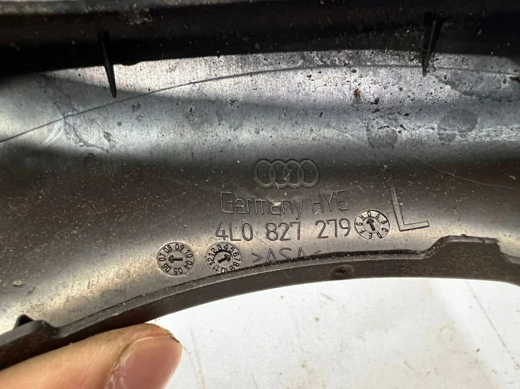 OSŁONA ZAWIASU LEWY TYŁ AUDI Q7 4L 4L0827279