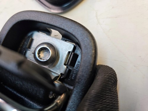 UCHWYT BAGAŻNIKA ZACZEP AUDI A3 8V 8V0863503B