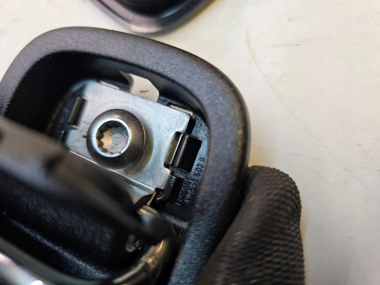 UCHWYT BAGAŻNIKA ZACZEP AUDI A3 8V 8V0863503B