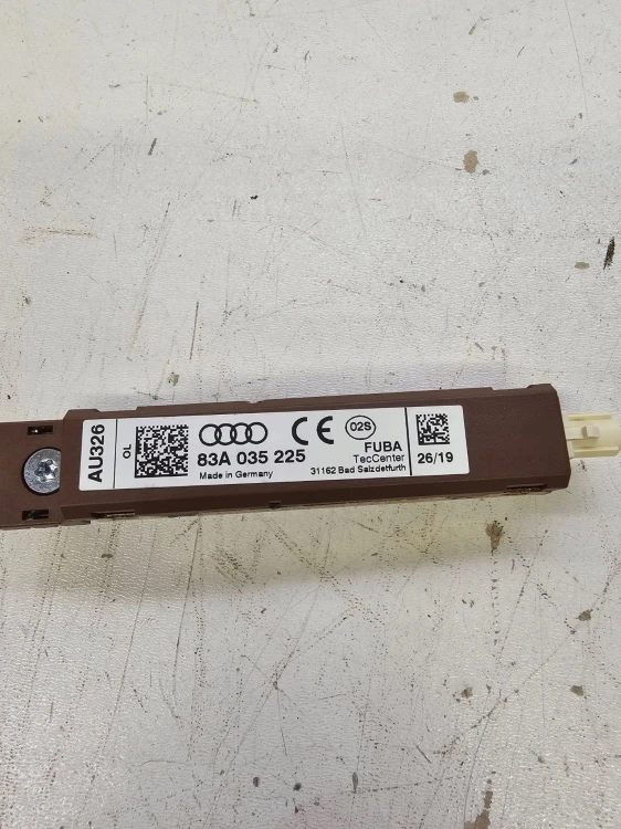 WZMACNIACZ ANTENOWY AUDI Q3 F3 83A035225