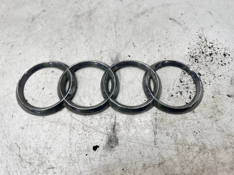 ZNACZEK EMBLEMAT Z KLAPY AUDI 8E9 180MMX58MM