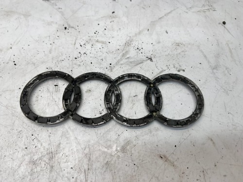 ZNACZEK EMBLEMAT Z KLAPY AUDI 8E9 180MMX58MM