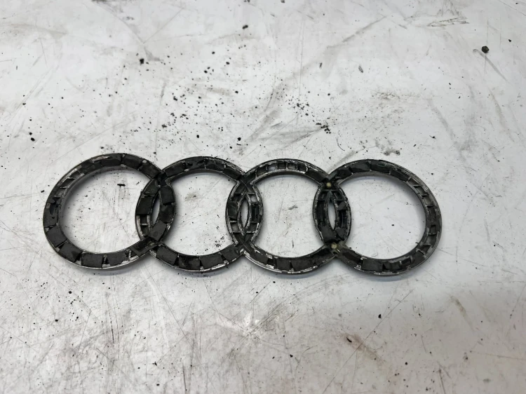 ZNACZEK EMBLEMAT Z KLAPY AUDI 8E9 180MMX58MM
