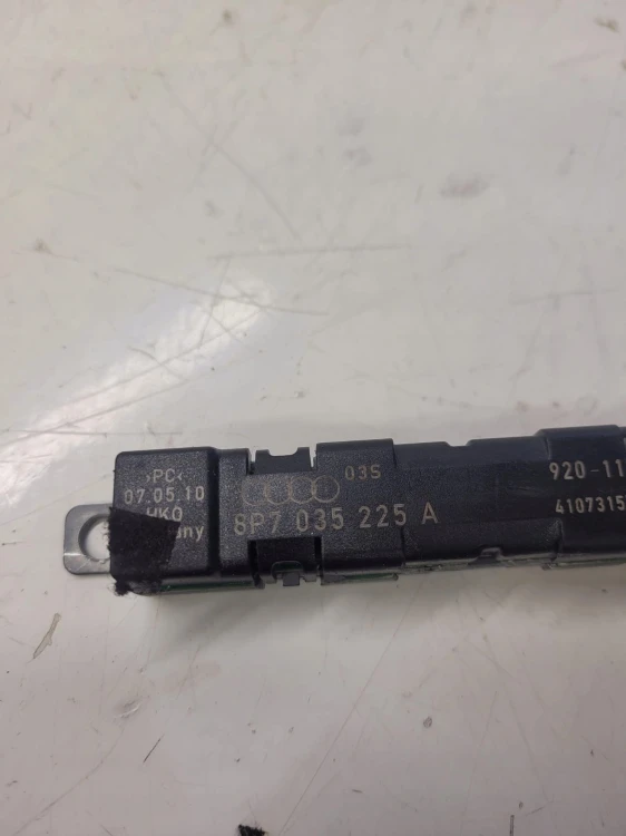 WZMACNIACZ ANTENY AUDI A3 8P LIF CABRIO 8P7035225A