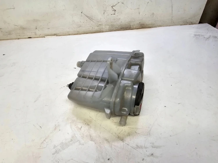 ZBIORNICZEK WYRÓWNAWCZY AUDI A6 C8 4K 4K0121405K