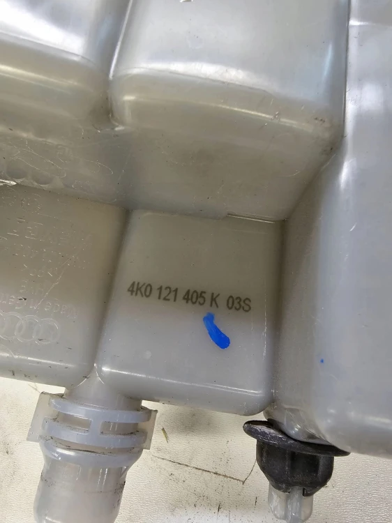 ZBIORNICZEK WYRÓWNAWCZY AUDI A6 C8 4K 4K0121405K