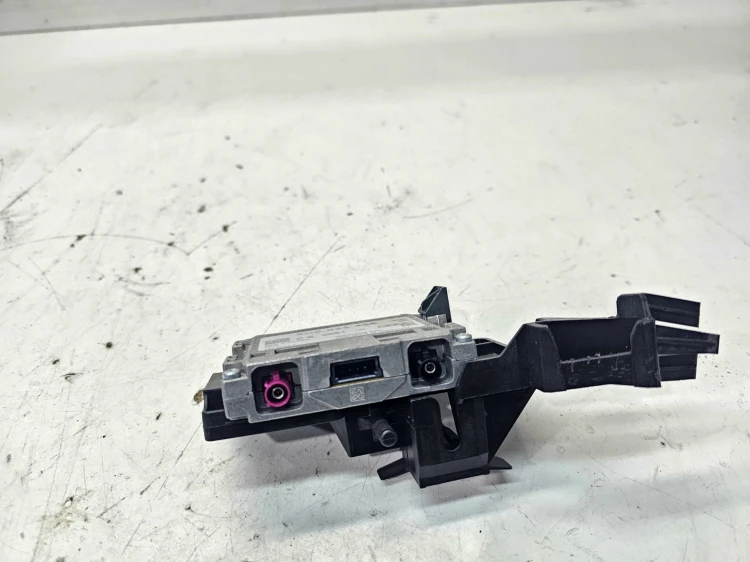 WZMACNIACZ ANTENOWY + UCHWYT AUDI A6 A7 A8 Q3 A3 4H0035456