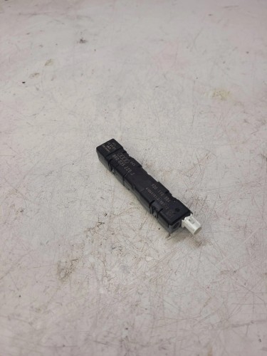 WZMACNIASZ ANTENOWY AUDI Q5 8R 8R0035225J