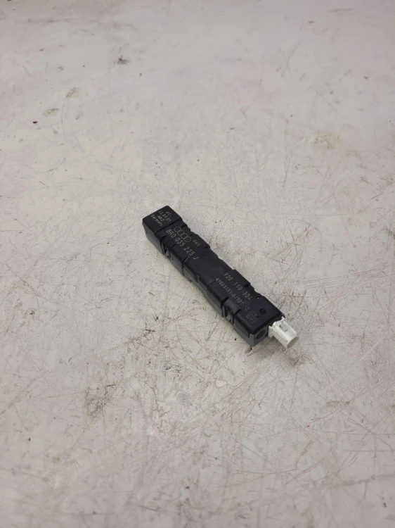 WZMACNIASZ ANTENOWY AUDI Q5 8R 8R0035225J