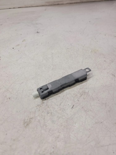 WZMACNIASZ ANTENOWY AUDI Q5 8R 8R0035225J