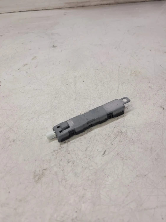 WZMACNIASZ ANTENOWY AUDI Q5 8R 8R0035225J