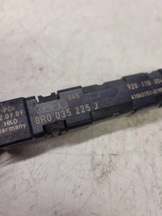 WZMACNIASZ ANTENOWY AUDI Q5 8R 8R0035225J