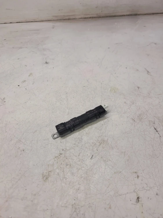 WZMACNIASZ ANTENOWY AUDI Q5 8R 8R0035225J