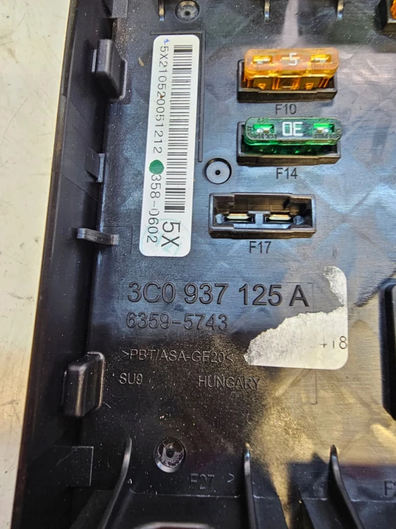 SKRZYNKA BEZPIECZNIKÓW AUDI Q3 8U A3 8V A1 VW 3C0937125A