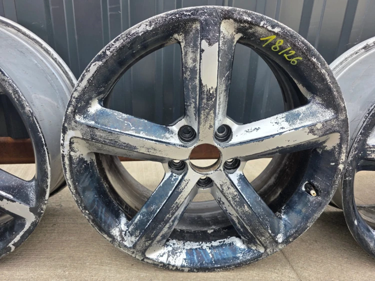 FELGA FELGI VW AUDI SKODA A3 A4 A6 8.0J R18 ET47 8K0601025Q 18/26 KOMPLET