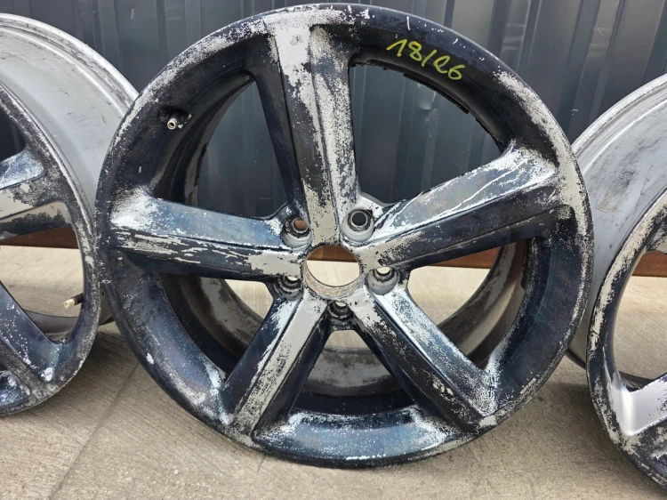 FELGA FELGI VW AUDI SKODA A3 A4 A6 8.0J R18 ET47 8K0601025Q 18/26 KOMPLET
