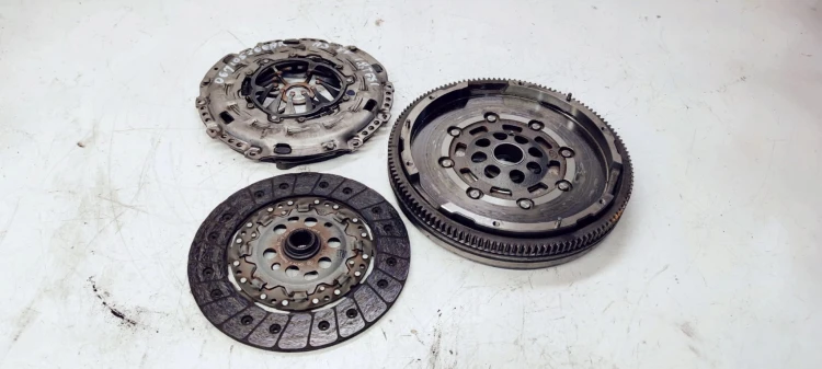 SPRZĘGŁO KOŁO DWUMAS AUDI A3 8V 1.8 06J105266AK