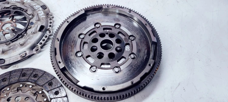 SPRZĘGŁO KOŁO DWUMAS AUDI A3 8V 1.8 06J105266AK