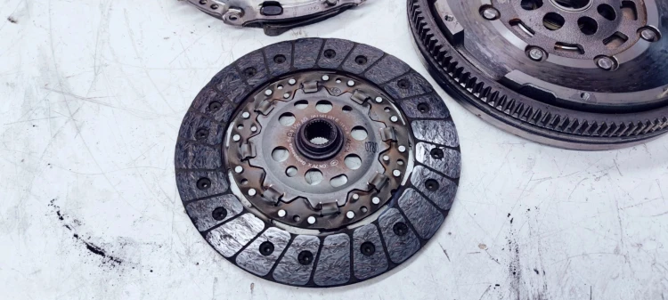 SPRZĘGŁO KOŁO DWUMAS AUDI A3 8V 1.8 06J105266AK