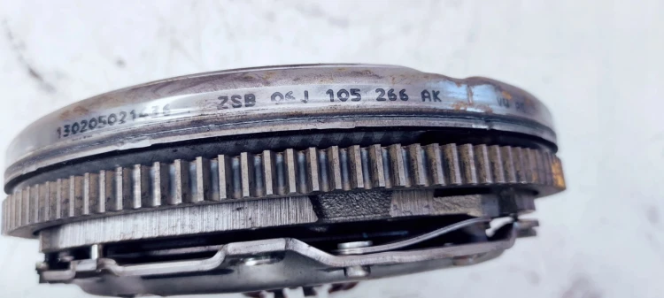 SPRZĘGŁO KOŁO DWUMAS AUDI A3 8V 1.8 06J105266AK