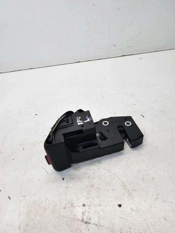 ZAMEK KANAPY LEWY TYŁ AUDI Q3 8U VW SEAT SKODA 1K0885681M