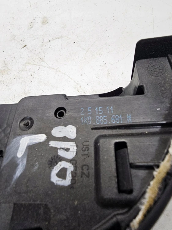 ZAMEK KANAPY LEWY TYŁ AUDI Q3 8U VW SEAT SKODA 1K0885681M
