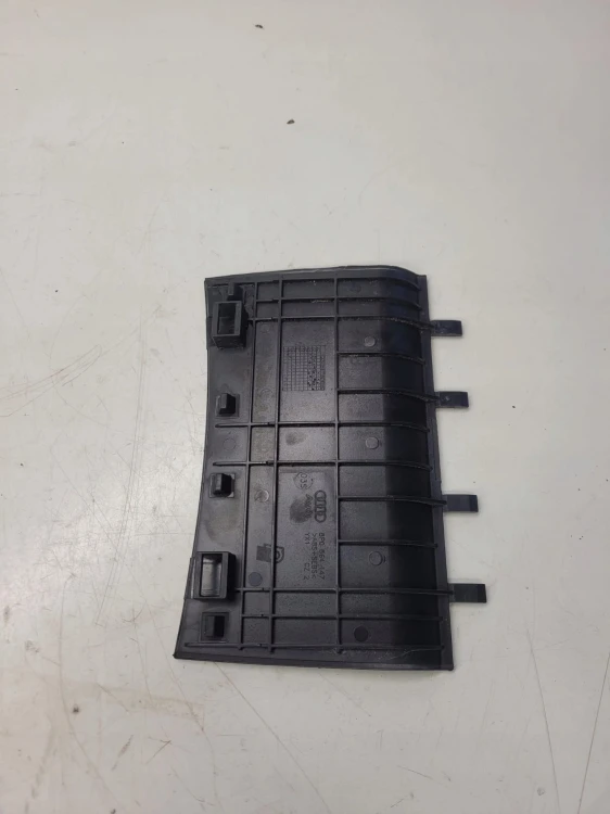 ZAŚLEPKA POPIELNICZKI PRZÓD AUDI A3 8P 8P0864147