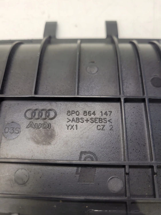 ZAŚLEPKA POPIELNICZKI PRZÓD AUDI A3 8P 8P0864147
