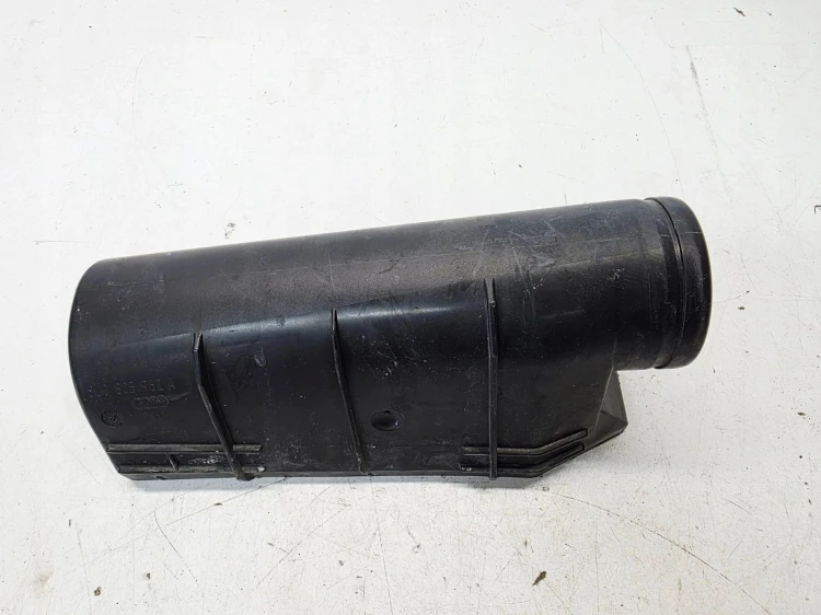 WLOT DOLOT POWIETRZA Z PASA PRZEDNIEGO AUDI Q3 8U 8U0805962A