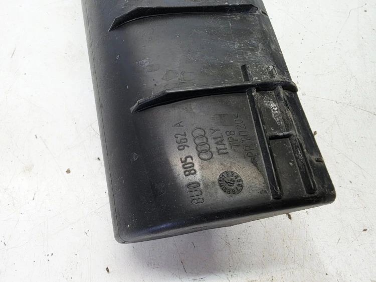 WLOT DOLOT POWIETRZA Z PASA PRZEDNIEGO AUDI Q3 8U 8U0805962A