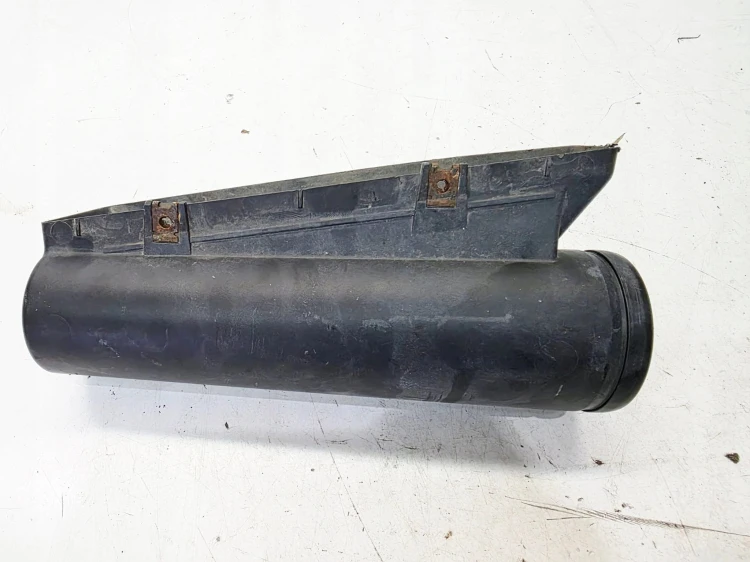 WLOT DOLOT POWIETRZA Z PASA PRZEDNIEGO AUDI Q3 8U 8U0805962A