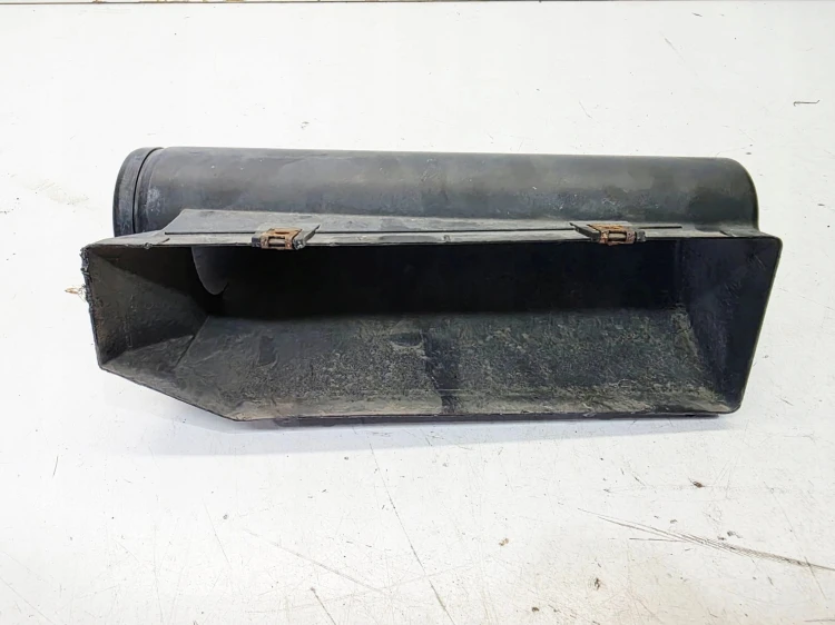 WLOT DOLOT POWIETRZA Z PASA PRZEDNIEGO AUDI Q3 8U 8U0805962A