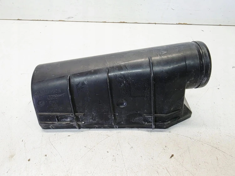 WLOT DOLOT POWIETRZA Z PASA PRZEDNIEGO AUDI Q3 8U 8U0805962A