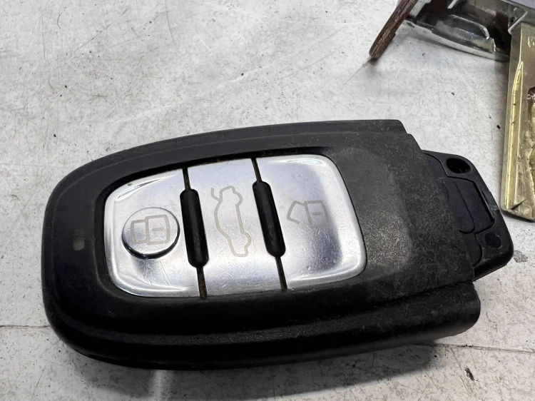 KLUCZYK PILOT AUDI A4 B8 A5 8T Q5 8R 8T0959754D 45/24